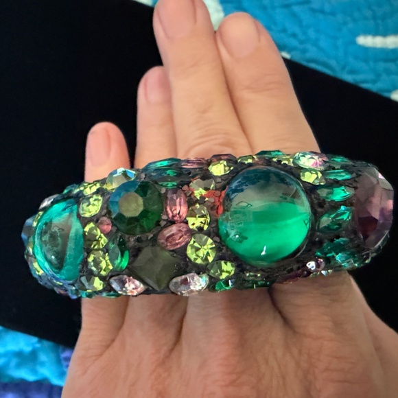 1982 Green Rhinestone Maximalist Bangle - Picture 5 of 7